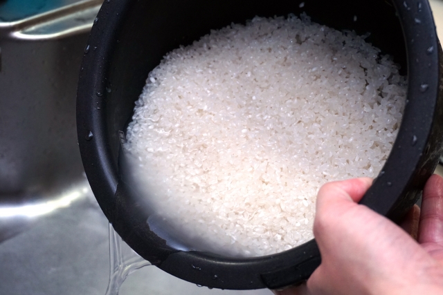 最近のお米は昔みたいに研ぐ必要はないの？洗うの？違いは